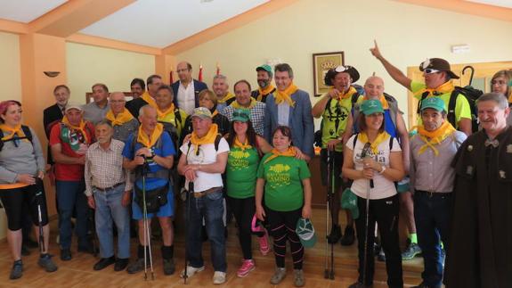 El presidente de la Diputación recibe en Puente Almuhey a los peregrinos que realizan el Camino Olvidado desde Vizcaya. 