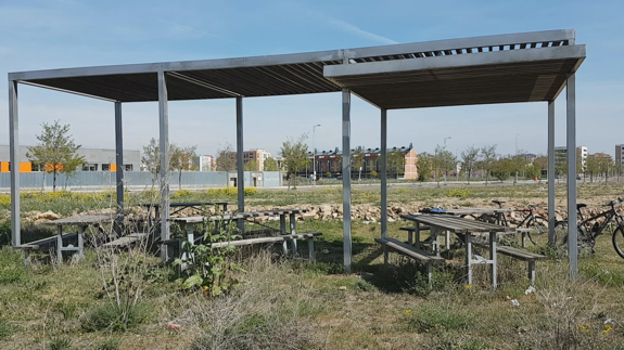 Imagen de una zona de parque abandonada.