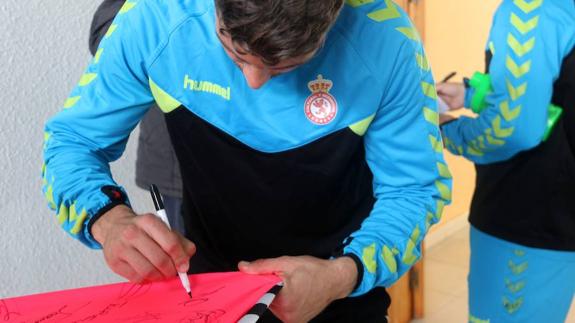 Antonio Martínez firma la camiseta para leonoticias.