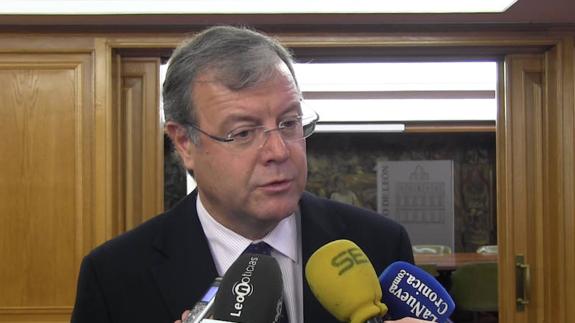 Antonio Silván, atiende a los medios.