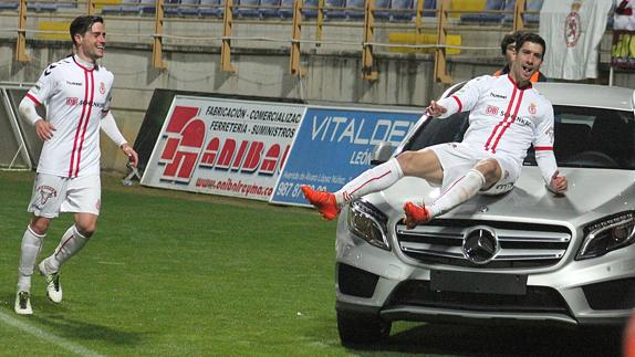 Yeray celebra uno de los goles de la temporada.
