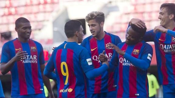 Los jugadores del Barcelona B celebran un gol.