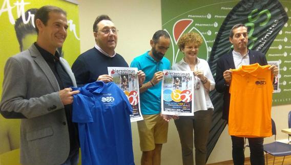 El ultrafondista, Miguel Martínez Basurco, junto a la gerente de Pharmadus Botanicals, Beatriz Escudero, el presidente de la Federación y el alcalde de Villafranca, en la presentación de la prueba.