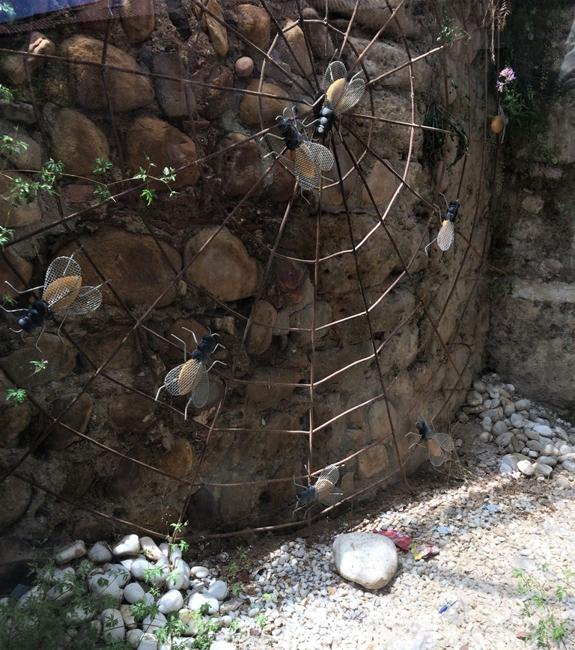 Monumento de las moscas en la capital.