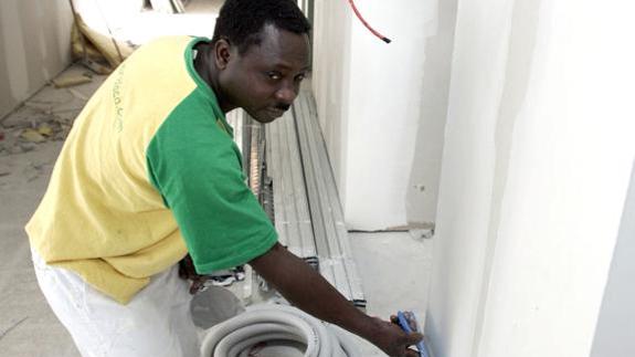 Una persona extranjera trabaja como operario de obra.