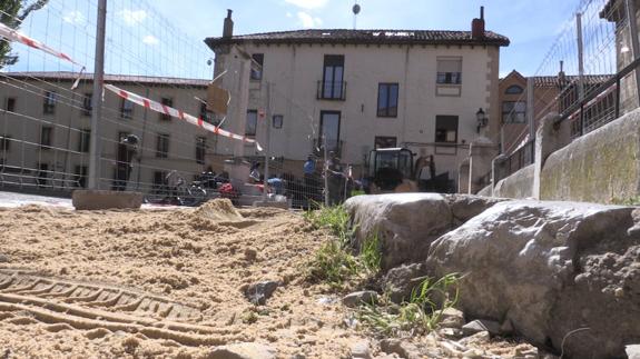 Obras en las aceras de la plaza del Grano.