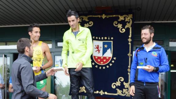 Podium de campeones absolutos de la carrera. 