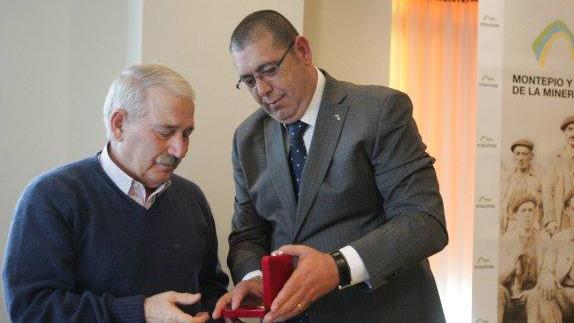 José Antonio Postigo entrega a José Ángel Fernández Villa la medalla de oro del Montepío. Era 2010. 