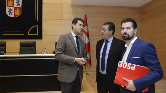 Los populares Ángel Ibáñez y Salvador Cruz, junto al socialista Luis Tudanca el día que este último compareció en la comisión del HUBU. 