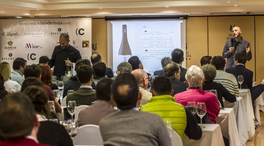 El bodeguero vallisoletano Carlos Moro presentó ayer los vinos de su proyecto en San Vicente de la Sonsierra. La firma, con cuatro referencias en el mercado, anunció en Logroño que sacará dos nuevos productos enseguida.