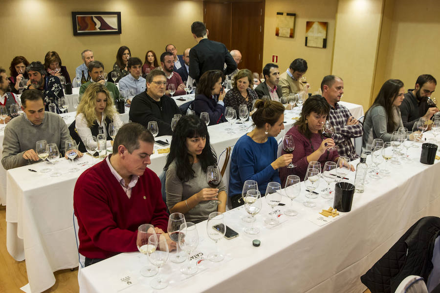 El bodeguero vallisoletano Carlos Moro presentó ayer los vinos de su proyecto en San Vicente de la Sonsierra. La firma, con cuatro referencias en el mercado, anunció en Logroño que sacará dos nuevos productos enseguida.