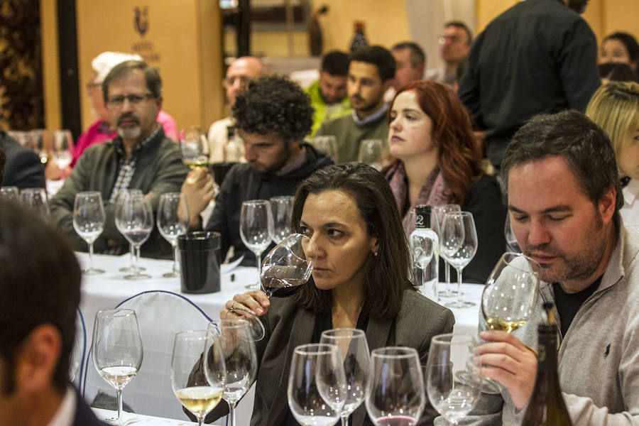 El bodeguero vallisoletano Carlos Moro presentó ayer los vinos de su proyecto en San Vicente de la Sonsierra. La firma, con cuatro referencias en el mercado, anunció en Logroño que sacará dos nuevos productos enseguida.