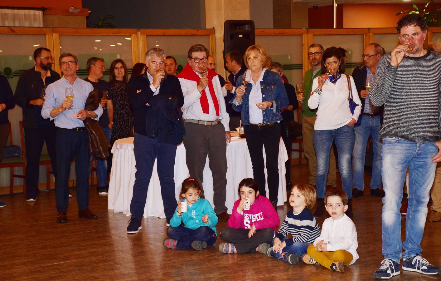 Tras la jornada de juego, los participantes disfrutaron de una cata de los vinos de Finca Valpiedra.