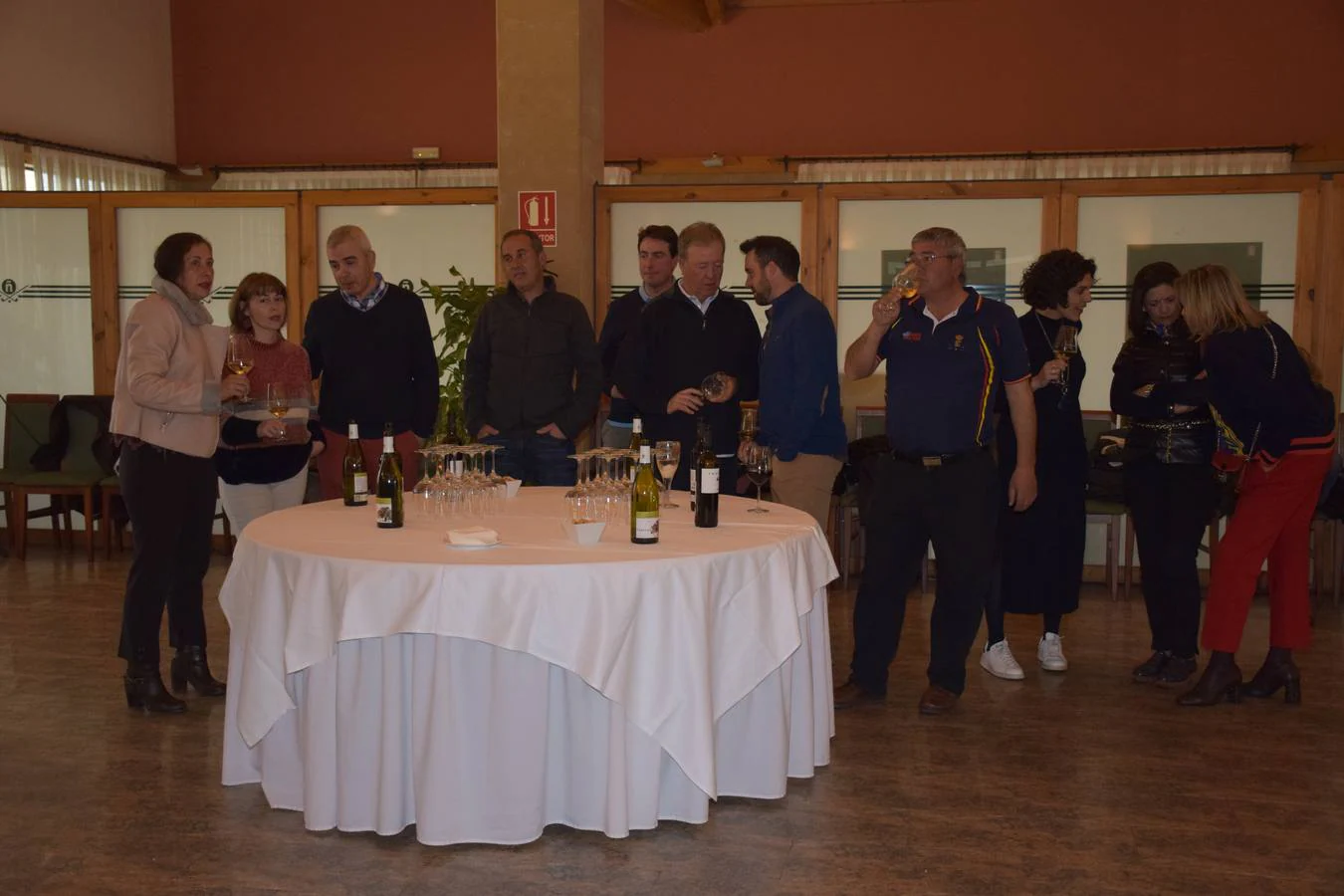 Tras la jornada de juego se puedo disfrutar de la cata de dos vinos de Bodegas Tobelos.