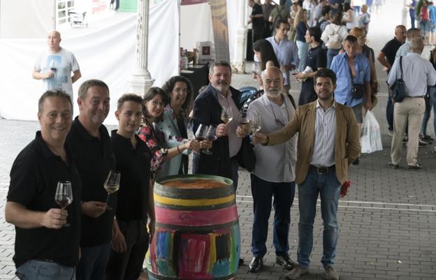 Bodegueros de la feria brindan con representantes del Ayuntamiento y de la Asociación del Casco Viejo de Bilbao y con Javier Doval, director general de Nueva Rioja S.A.