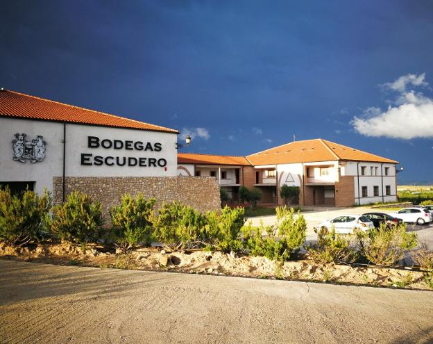 Una imagen de la bodega, en el corazón de Finca La Plana y sus 34 hectáreas de viñedo. :: l.r.