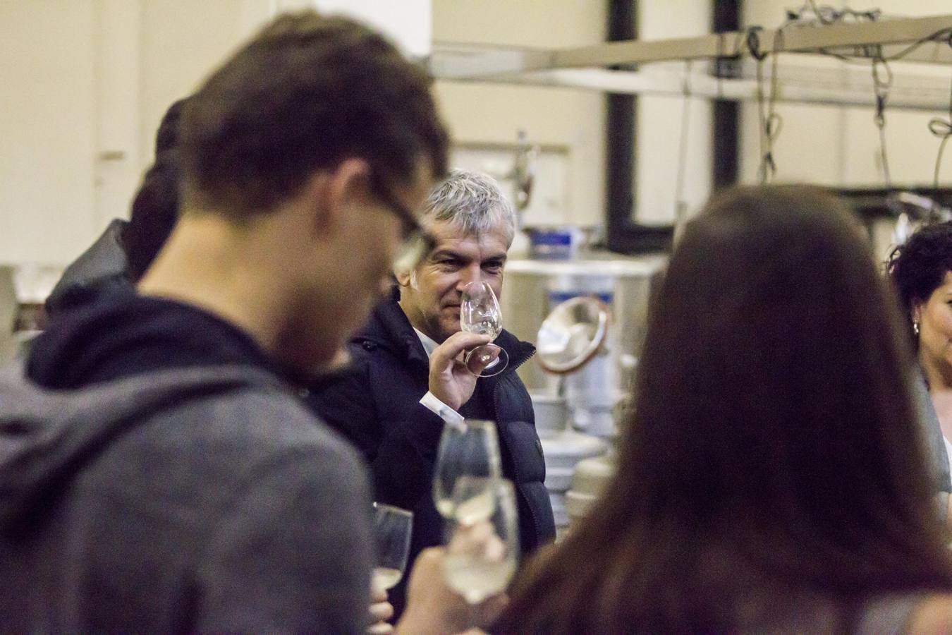Diecisiete jóvenes de muy diversas procedencias aprenden a elaborar sus primeros vinos en la bodega universitaria del grado de Enología