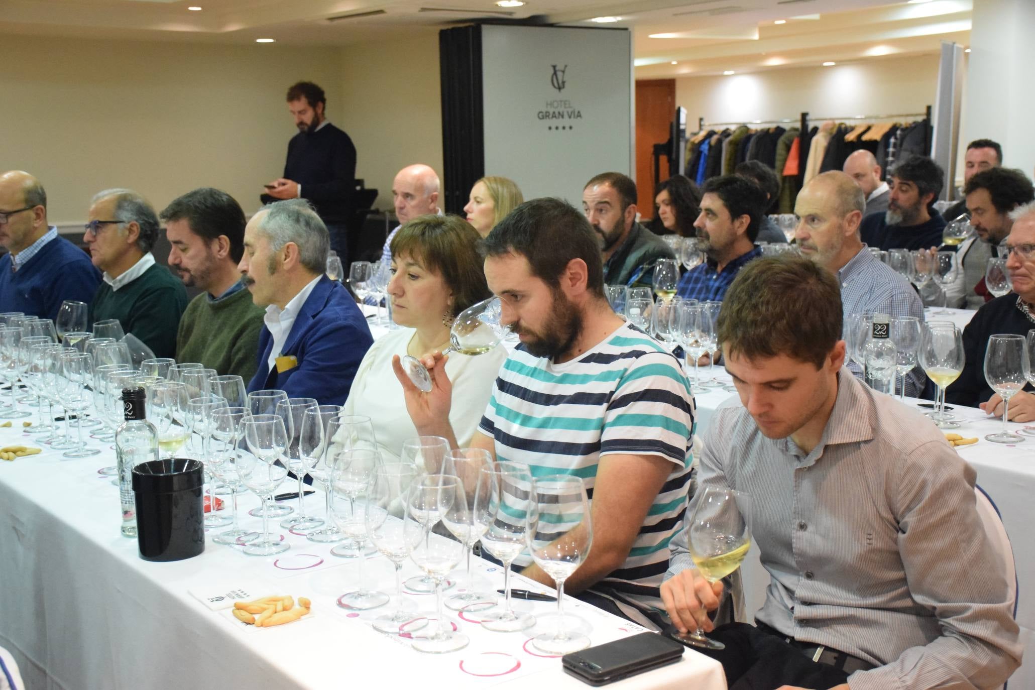 Pablo Eguzquiza, socio de la Compañía de Vinos de Telmo Rodríguez, presentó anoche en una espectacular cata una amplia muestra de vinos de pueblo y parcelarios de dos distantes proyectos de la Compañía: Ladeiras do Xil (Valdeorras), junto con las de Bodegas Lanzaga (Lanciego, Rioja). 