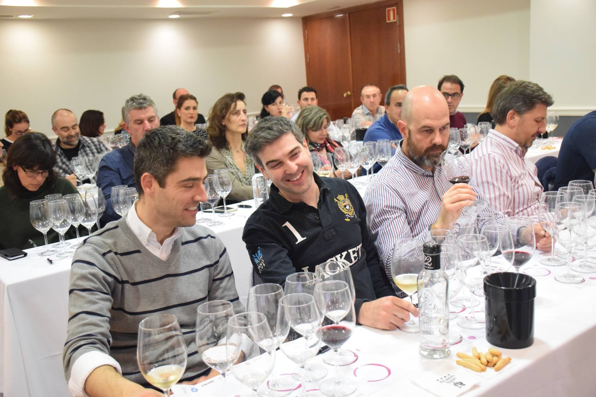 Pablo Eguzquiza, socio de la Compañía de Vinos de Telmo Rodríguez, presentó anoche en una espectacular cata una amplia muestra de vinos de pueblo y parcelarios de dos distantes proyectos de la Compañía: Ladeiras do Xil (Valdeorras), junto con las de Bodegas Lanzaga (Lanciego, Rioja). 