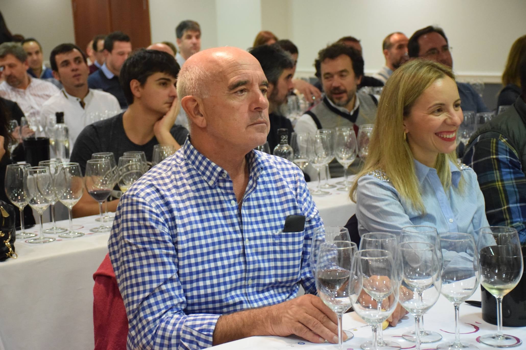 Pablo Eguzquiza, socio de la Compañía de Vinos de Telmo Rodríguez, presentó anoche en una espectacular cata una amplia muestra de vinos de pueblo y parcelarios de dos distantes proyectos de la Compañía: Ladeiras do Xil (Valdeorras), junto con las de Bodegas Lanzaga (Lanciego, Rioja). 