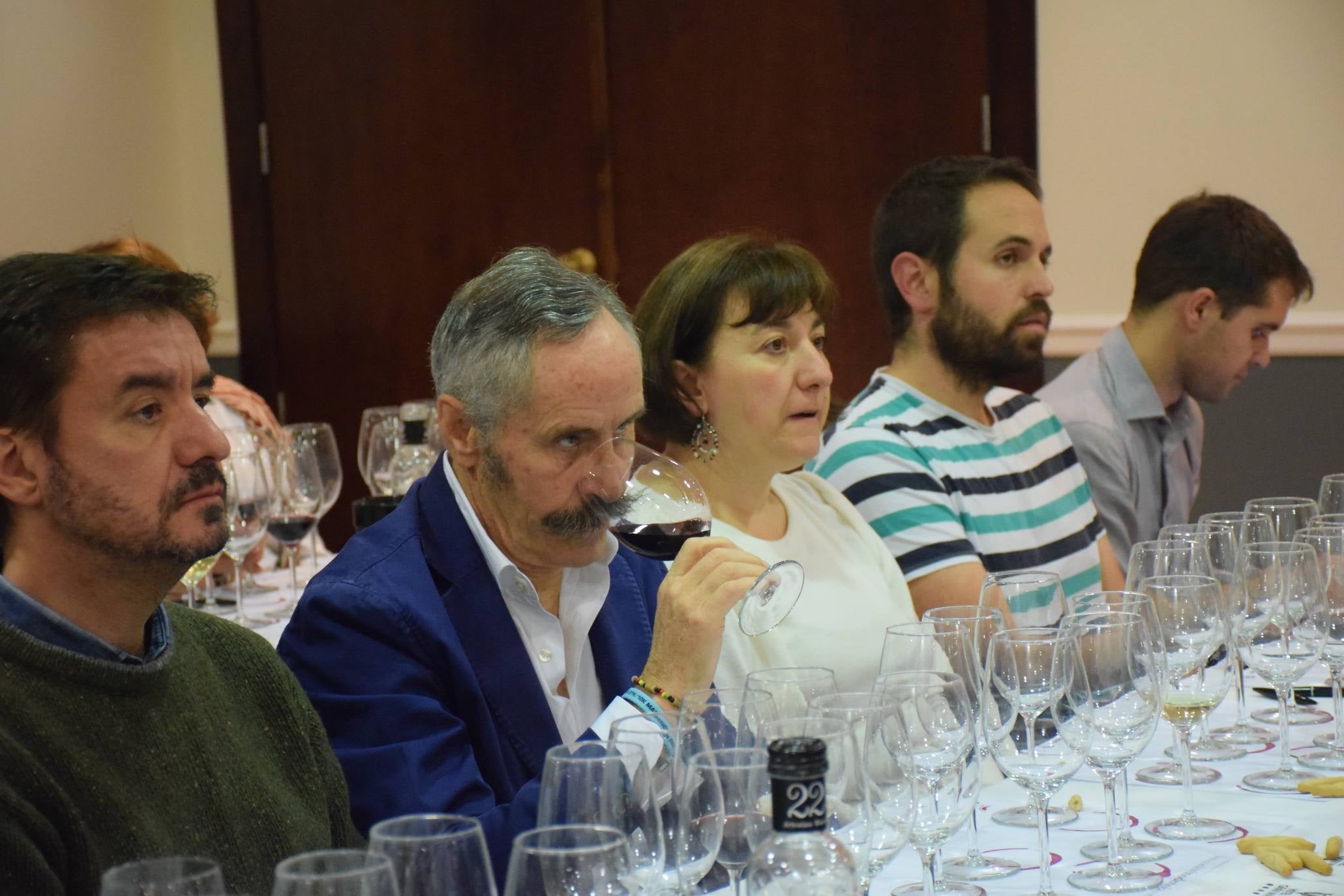 Pablo Eguzquiza, socio de la Compañía de Vinos de Telmo Rodríguez, presentó anoche en una espectacular cata una amplia muestra de vinos de pueblo y parcelarios de dos distantes proyectos de la Compañía: Ladeiras do Xil (Valdeorras), junto con las de Bodegas Lanzaga (Lanciego, Rioja). 