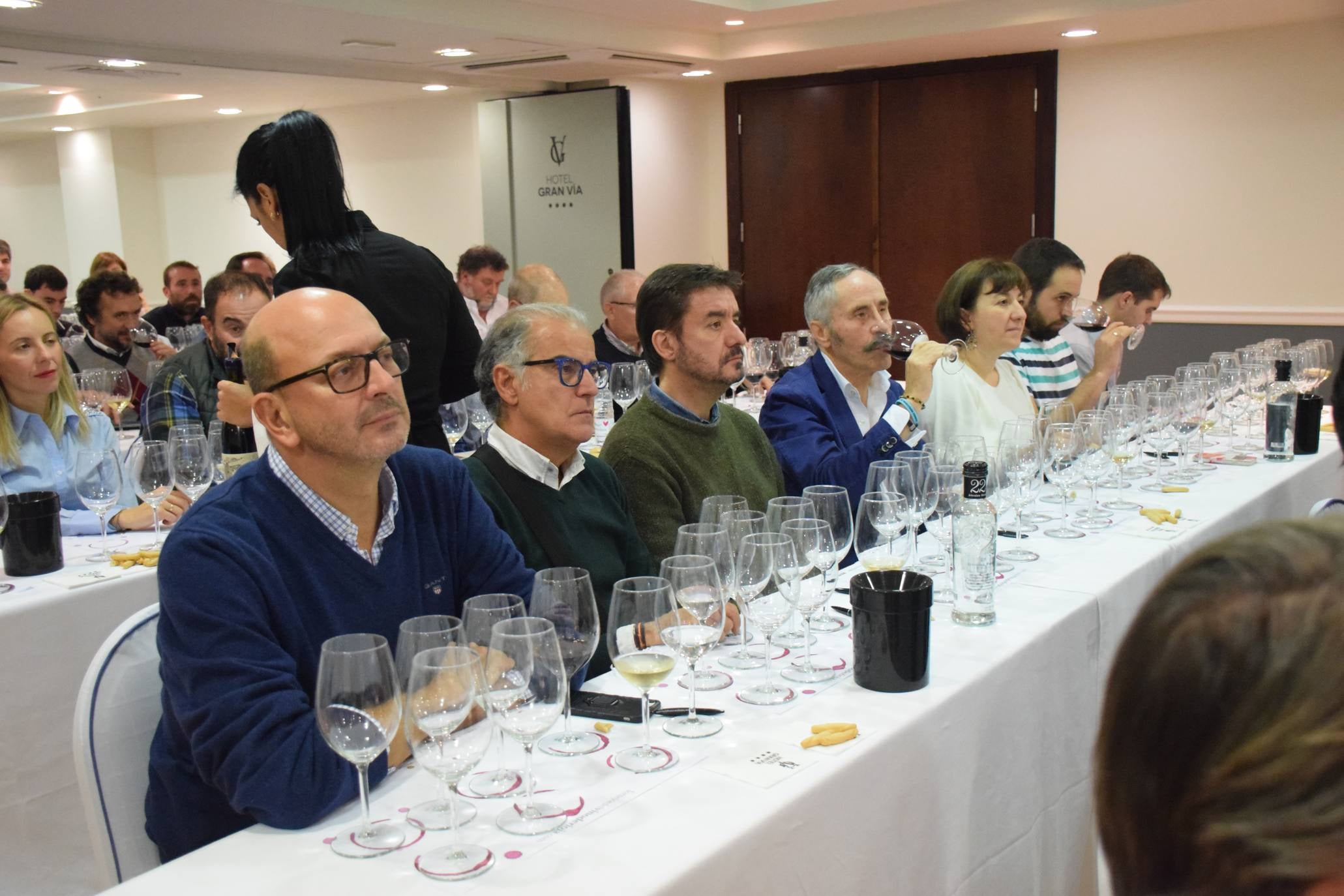 Pablo Eguzquiza, socio de la Compañía de Vinos de Telmo Rodríguez, presentó anoche en una espectacular cata una amplia muestra de vinos de pueblo y parcelarios de dos distantes proyectos de la Compañía: Ladeiras do Xil (Valdeorras), junto con las de Bodegas Lanzaga (Lanciego, Rioja). 