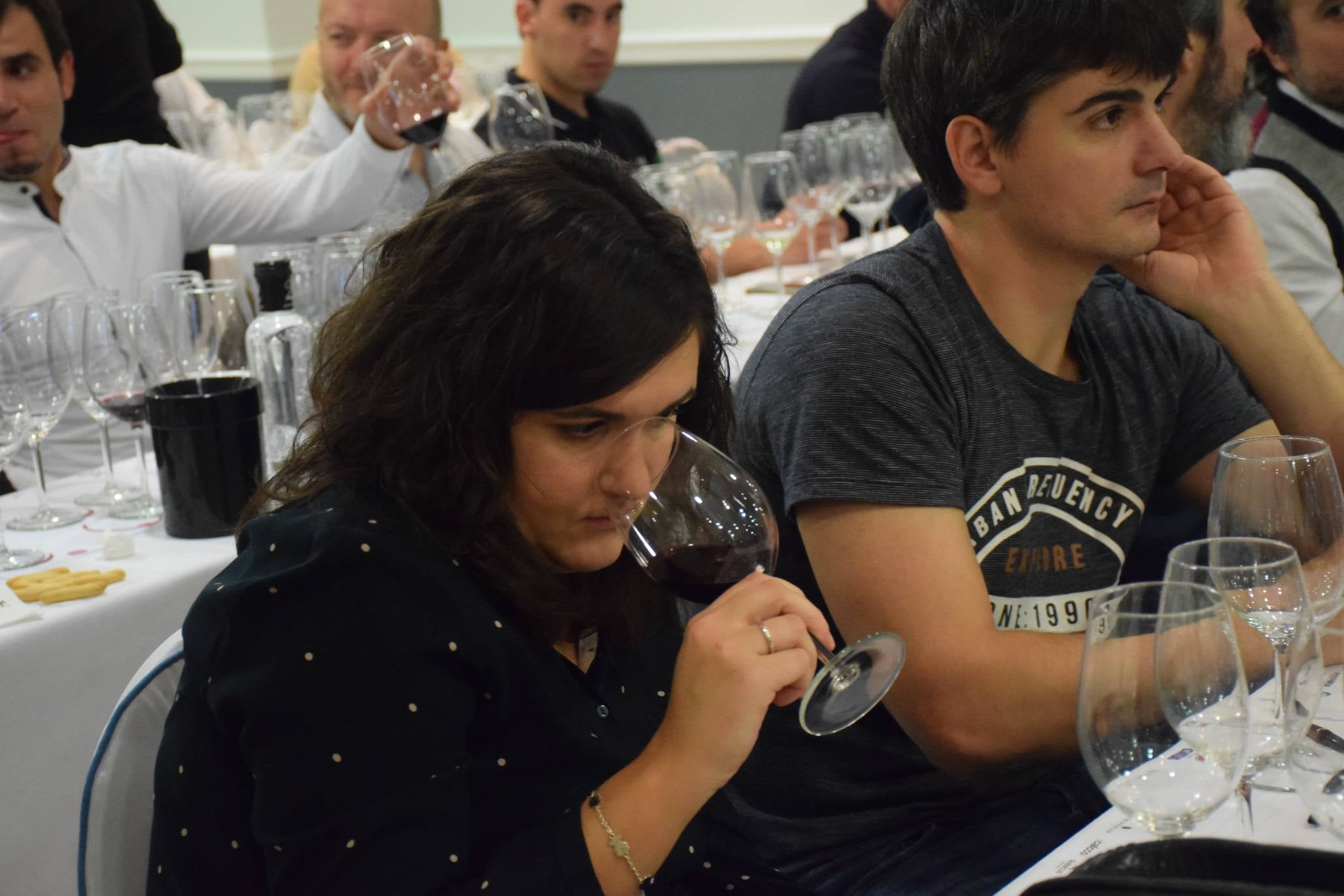 Pablo Eguzquiza, socio de la Compañía de Vinos de Telmo Rodríguez, presentó anoche en una espectacular cata una amplia muestra de vinos de pueblo y parcelarios de dos distantes proyectos de la Compañía: Ladeiras do Xil (Valdeorras), junto con las de Bodegas Lanzaga (Lanciego, Rioja). 