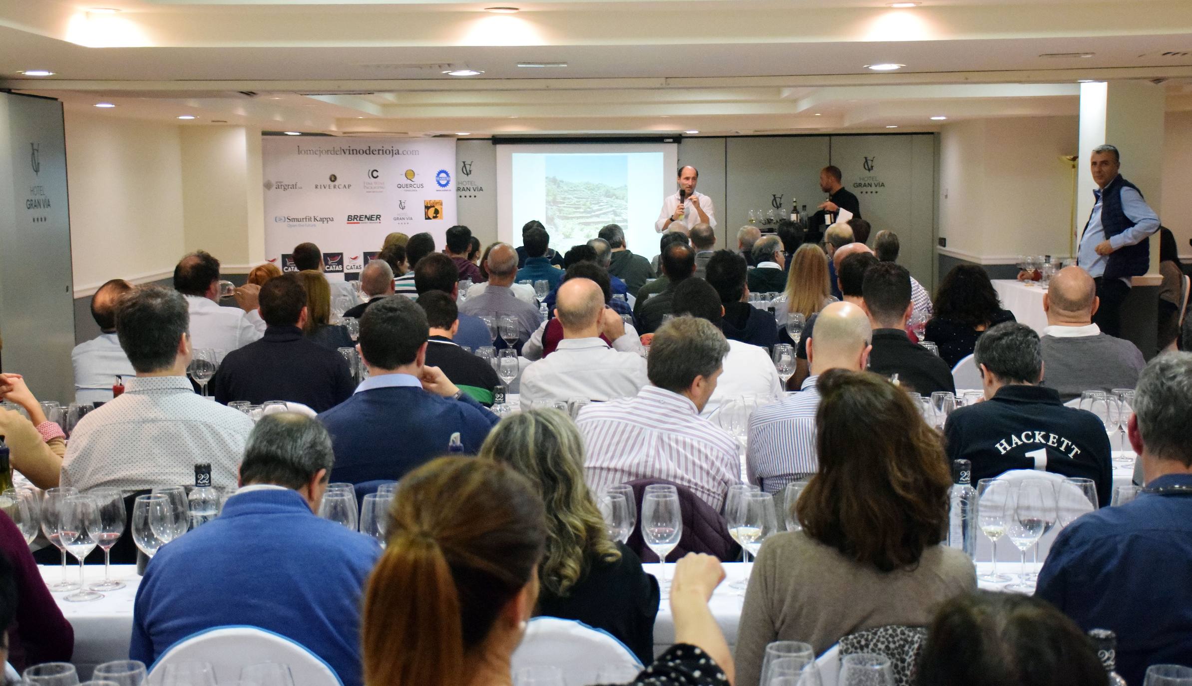 Pablo Eguzquiza, socio de la Compañía de Vinos de Telmo Rodríguez, presentó anoche en una espectacular cata una amplia muestra de vinos de pueblo y parcelarios de dos distantes proyectos de la Compañía: Ladeiras do Xil (Valdeorras), junto con las de Bodegas Lanzaga (Lanciego, Rioja). 