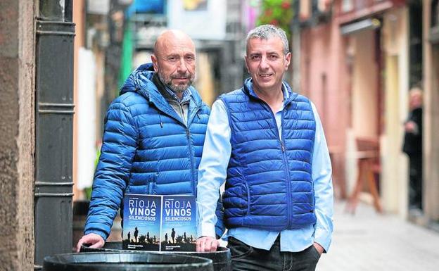 Antonio Remesal y Alberto Gil con su libro 'Rioja. Vinos silenciosos', que se acaba de publicar. 