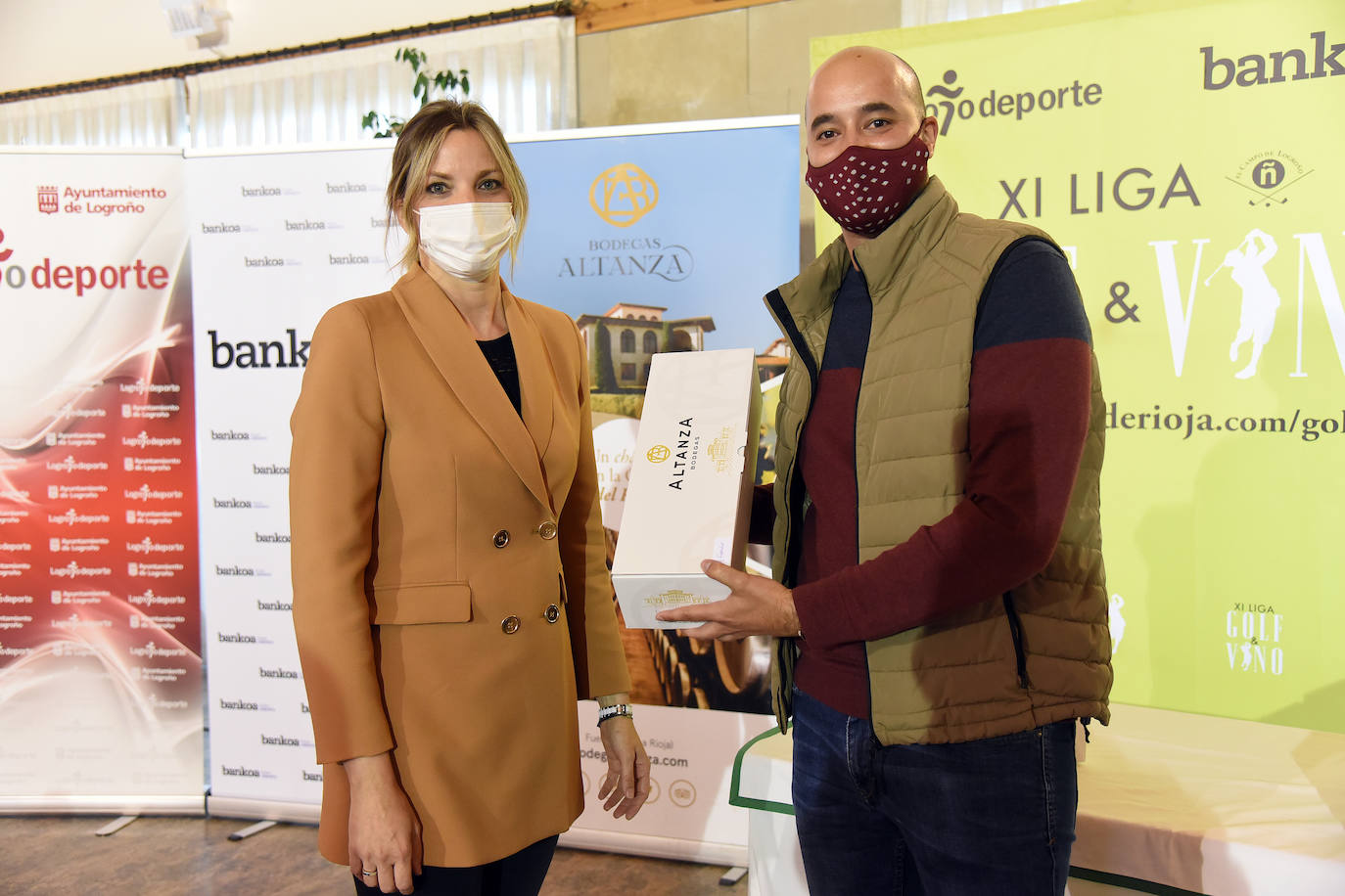 Entrega de premios a los ganadores del torneo Bodegas Altanza de la Liga de Golf y Vino. 