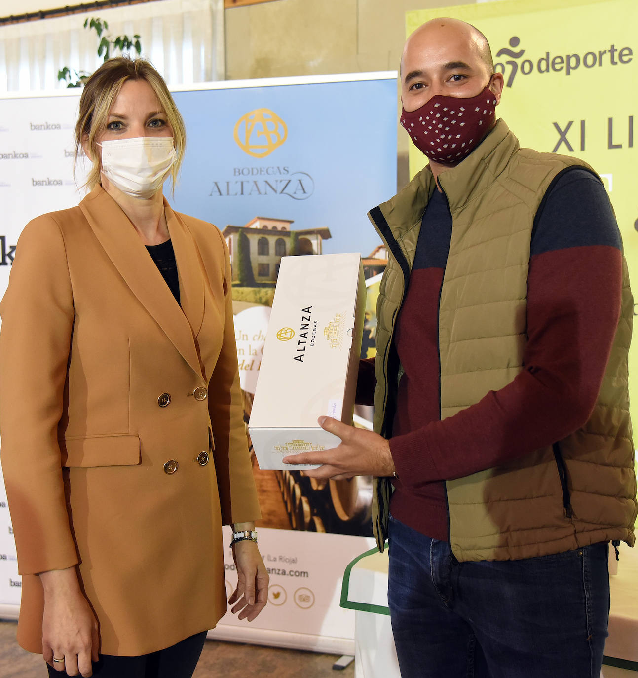 Entrega de premios a los ganadores del torneo Bodegas Altanza de la Liga de Golf y Vino. 