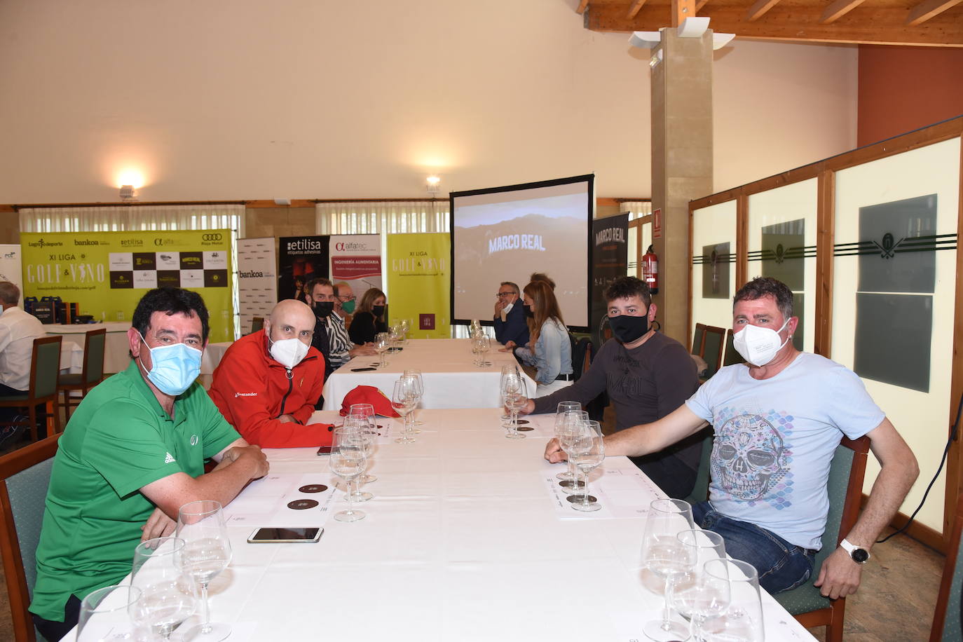 Los participantes el el torneo Bodegas Marco Real de la Liga de Golf y Vino disfrutaron de una cata de vinos tras la jornada de juego.