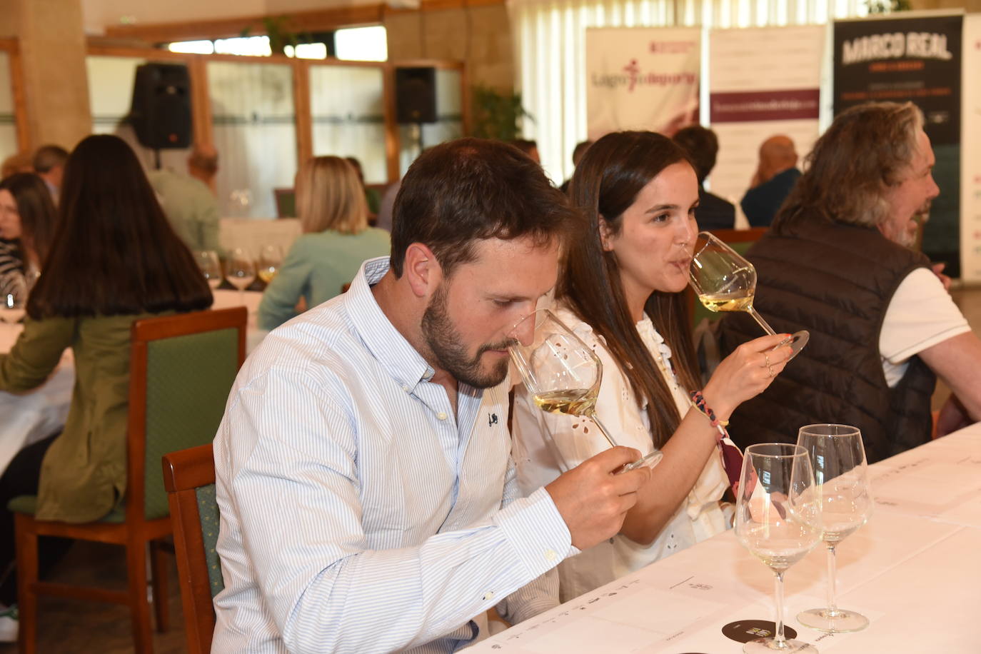 Los participantes el el torneo Bodegas Marco Real de la Liga de Golf y Vino disfrutaron de una cata de vinos tras la jornada de juego.