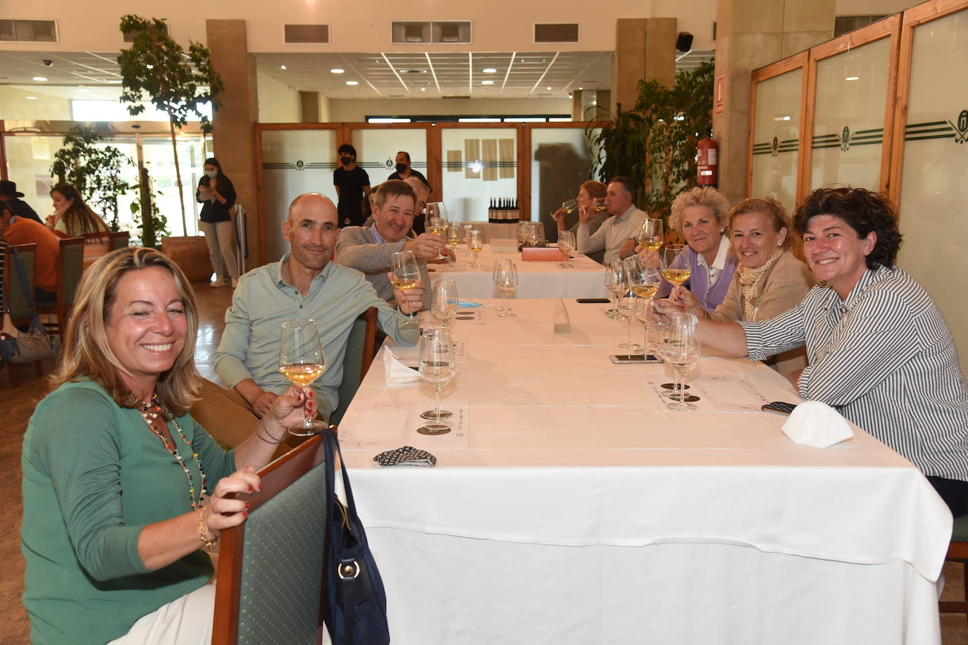 Los participantes el el torneo Bodegas Marco Real de la Liga de Golf y Vino disfrutaron de una cata de vinos tras la jornada de juego.