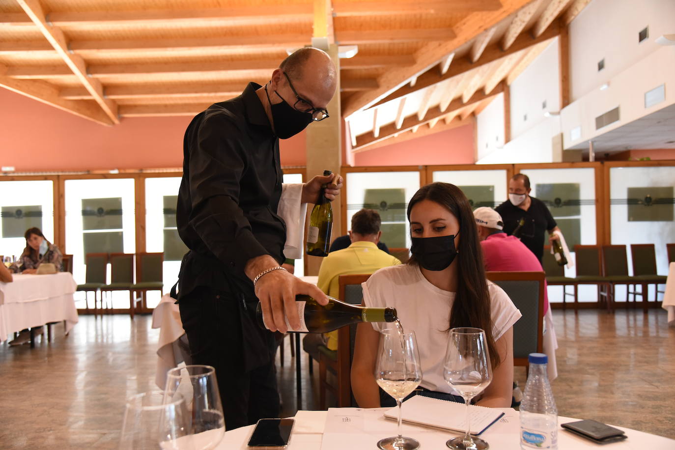 Tras la jornada de juego, los participantes en el torneo Bodegas Ontañón de la Liga de Golf y Vino disfrutaron de los vinos de la bodega en El Campo de Logroño.
