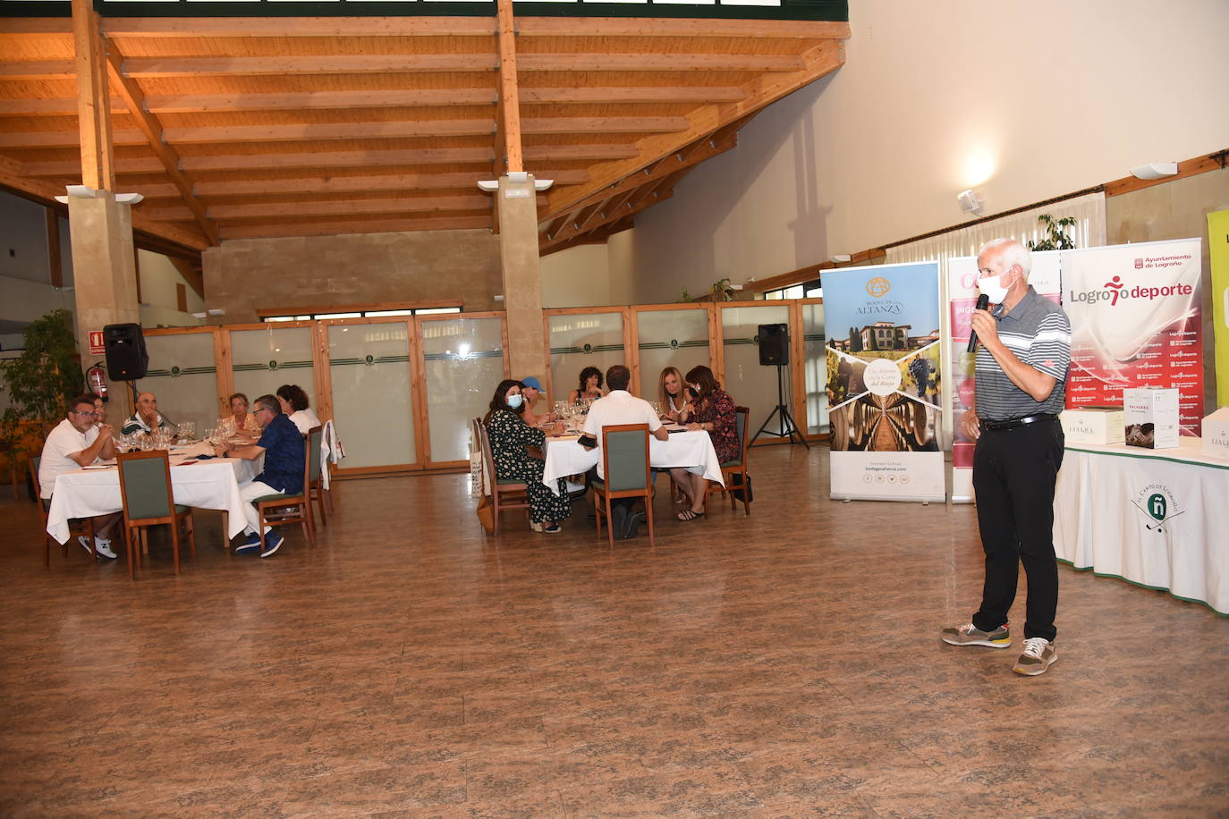 Los jugadores del torneo de patrocinadores de la Liga de Golf y Vino disfrutaron de una cata en El Campo de Logroño. 
