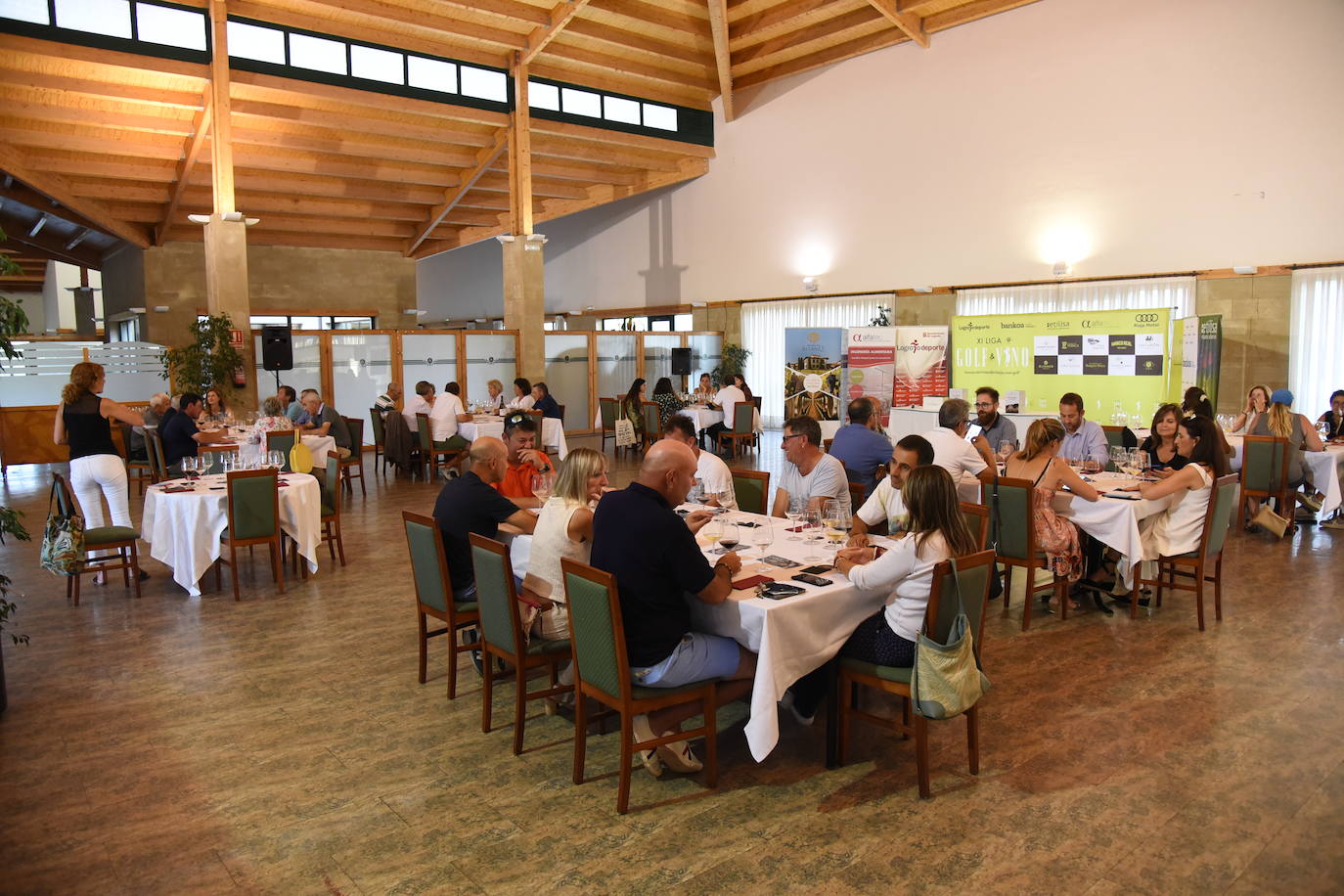 Los jugadores del torneo de patrocinadores de la Liga de Golf y Vino disfrutaron de una cata en El Campo de Logroño. 