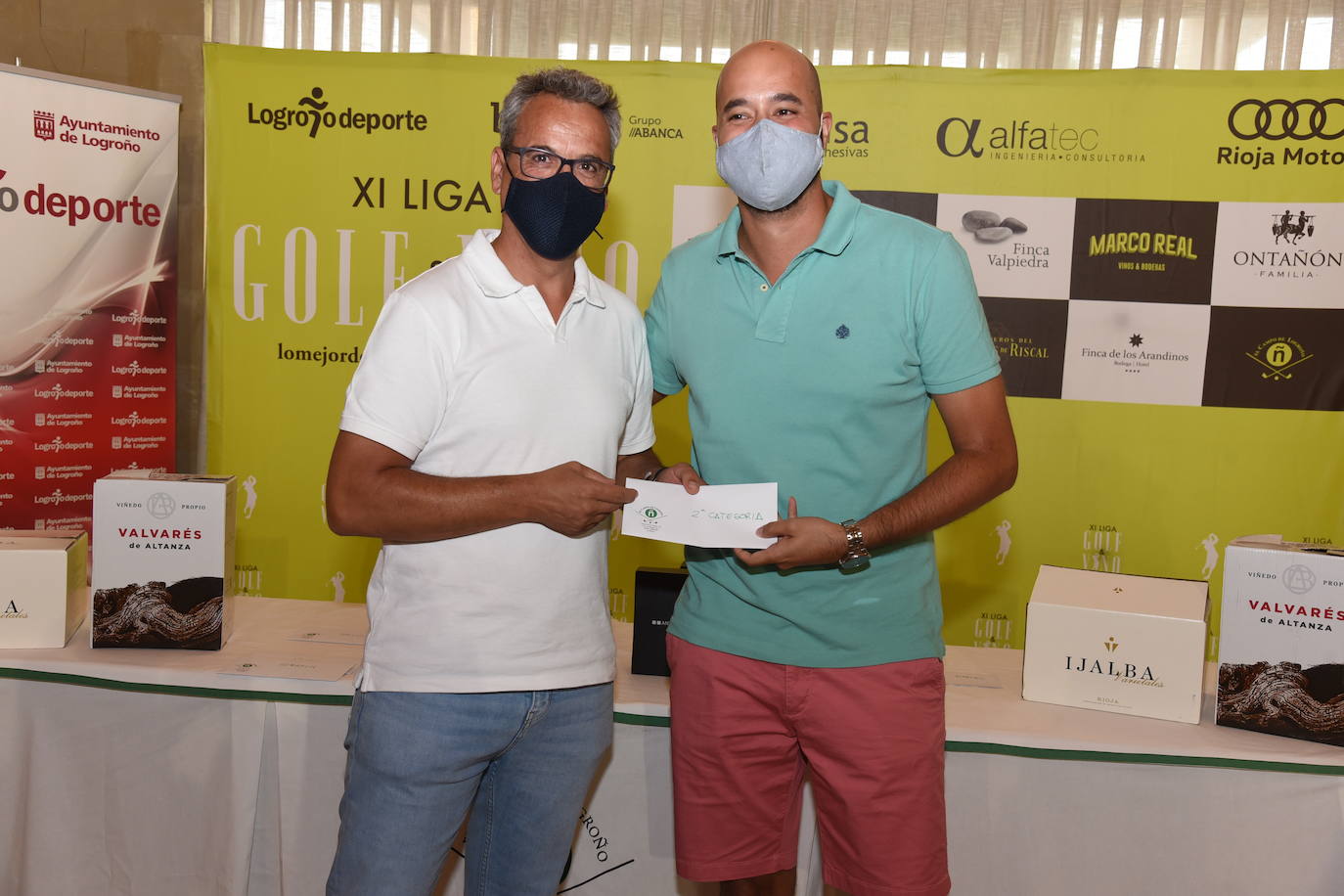 Los ganadores del torneo de los patrocinadores de la Liga de Golf y Vino recibieron sus premios. 