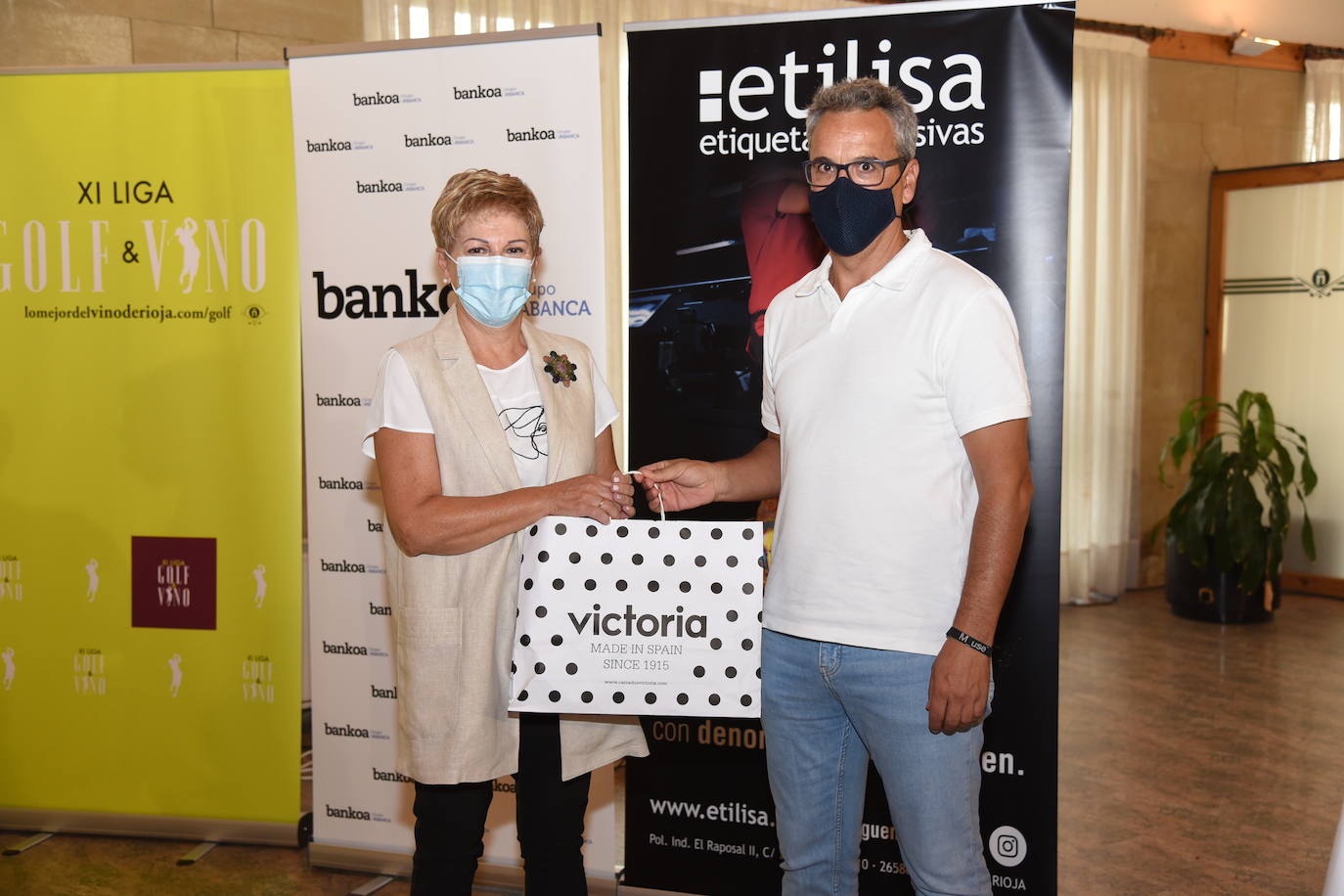 Los participantes el el torneo de los patrocinadores de la Liga de Golf y Vino recibieron sus premios. 