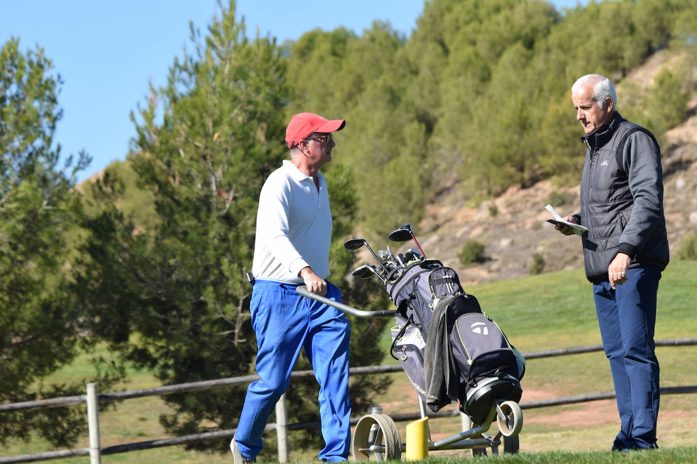 Los participantes en el torneo Bodegas Finca de los Arandinos de la Liga de Golf y Vino, organizado por lomejordelvinoerioja.com, disfrutaron de un gran día de juego en El Campo de Logroño.