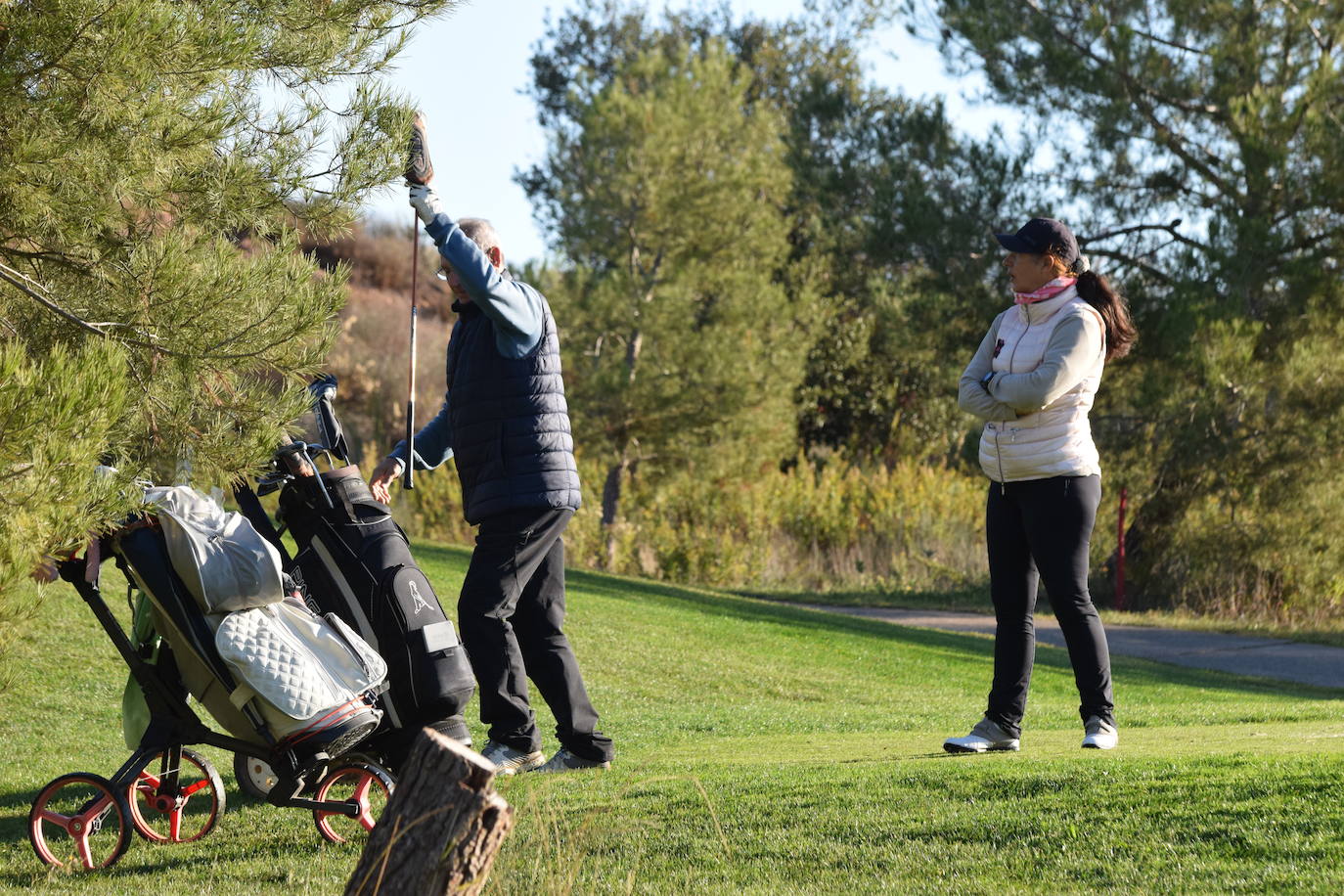 Los participantes en el torneo Finca Valpiedra, de la Liga de Golf y Vino, disfrutaron de un gran día en El Campo de Logroño.