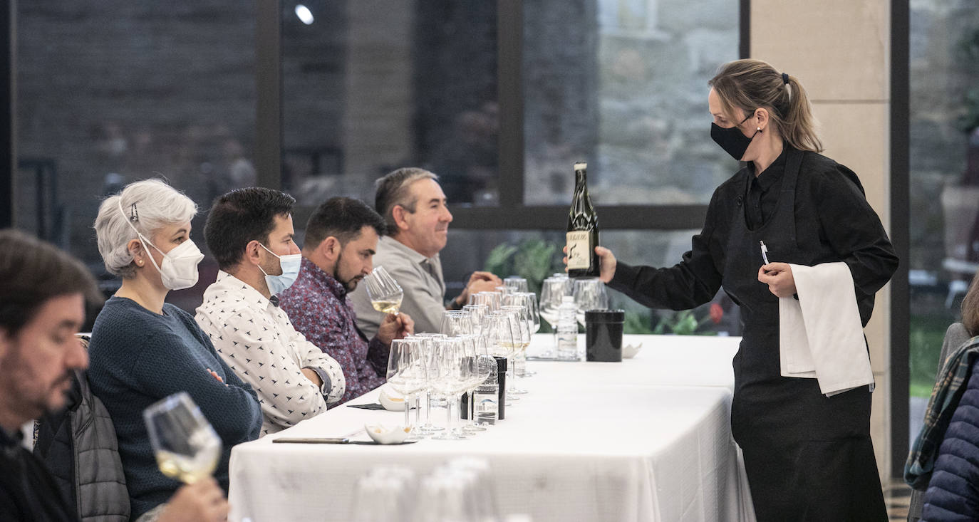 Janire Moraza presentó para el club de catas de lomejordelvinoderioja.com una buena muestra de la colección de vinos de la bodega familiar de San Vicente. 