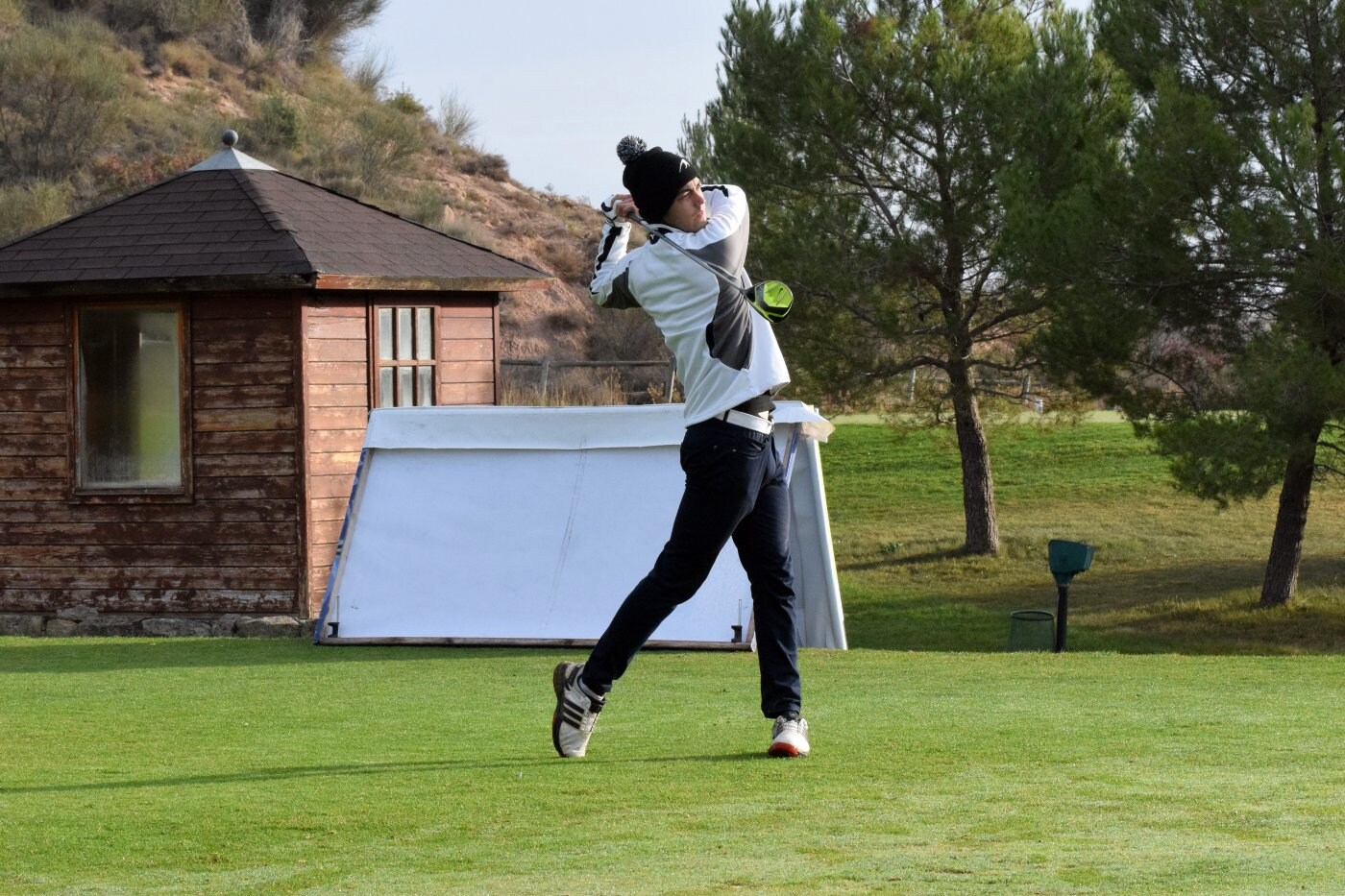 Jon Ander Gurrutxaga, el ganador de la competción, tras un lanzamiento en el último torneo de la Liga Golf y Vino. 