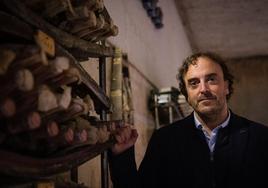 Javier Bañales, en el corazón de la bodega, donde se alojan joyas como este vino de 1928.