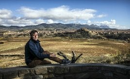 Pepo Salguero en el mirador de La Salviaza, con San Vicente al fondo.