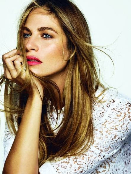 Blusa de encaje de Nº21. El look de maquillaje se ha creado con una sombra nude y labial en rosa suave con acabado brillante. Todo de Chanel.