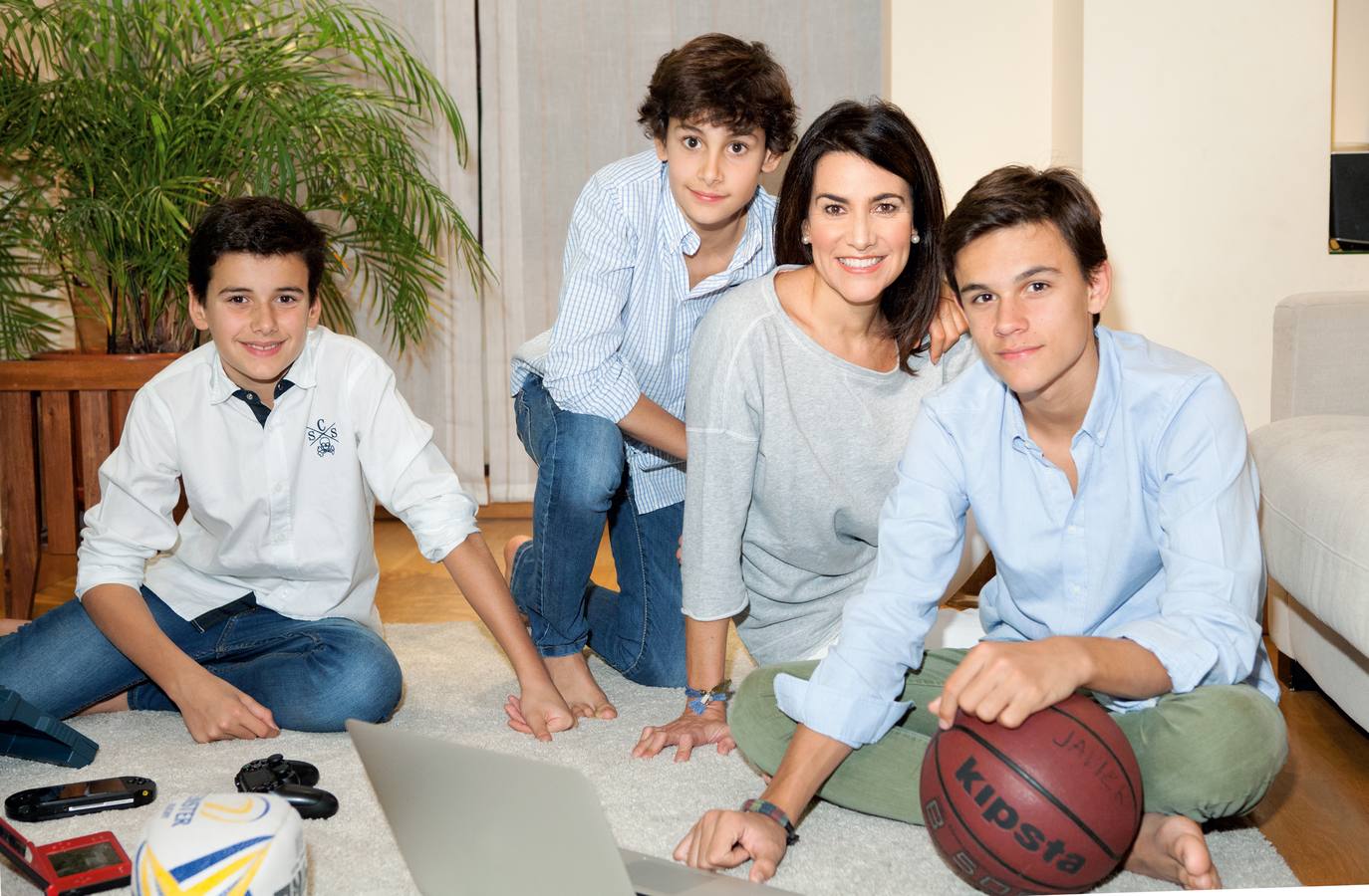 Directora financiera en LOréal España. Madre de Álvaro (10 años), Alex (12 ) y Javier (14). Estilismo: Pilar Lara. Peluquería y maquillaje: Carminia Albornoz (N.Y.C.) para Art Lab-Aveda y José Luis Ruzafa (Talents) para M·A·C y GHD. Rocío Muñoz: sudadera Mango y jeans Kocca