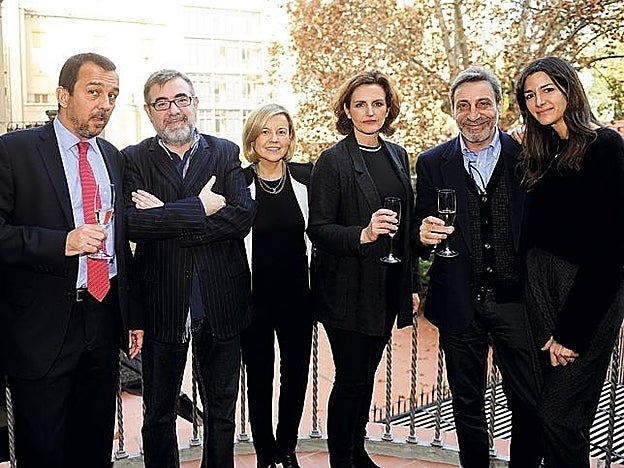 De izq. a dcha., Joan Alegre, director general de El Periódico de Catalunya; Pau Arenós, redactor jefe de suplementos de El Periódico; Charo Carrera, directora de Mujerhoy; Laura Múgica, directora general de Taller de Editores; Paco Caro, de Equipo Singular; y Paula Navarro, de Joyería Rabat.