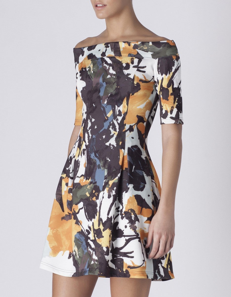 Este modelo 'off shoulders' con estampado floral está rebajado de 32.99 a 9.89€.