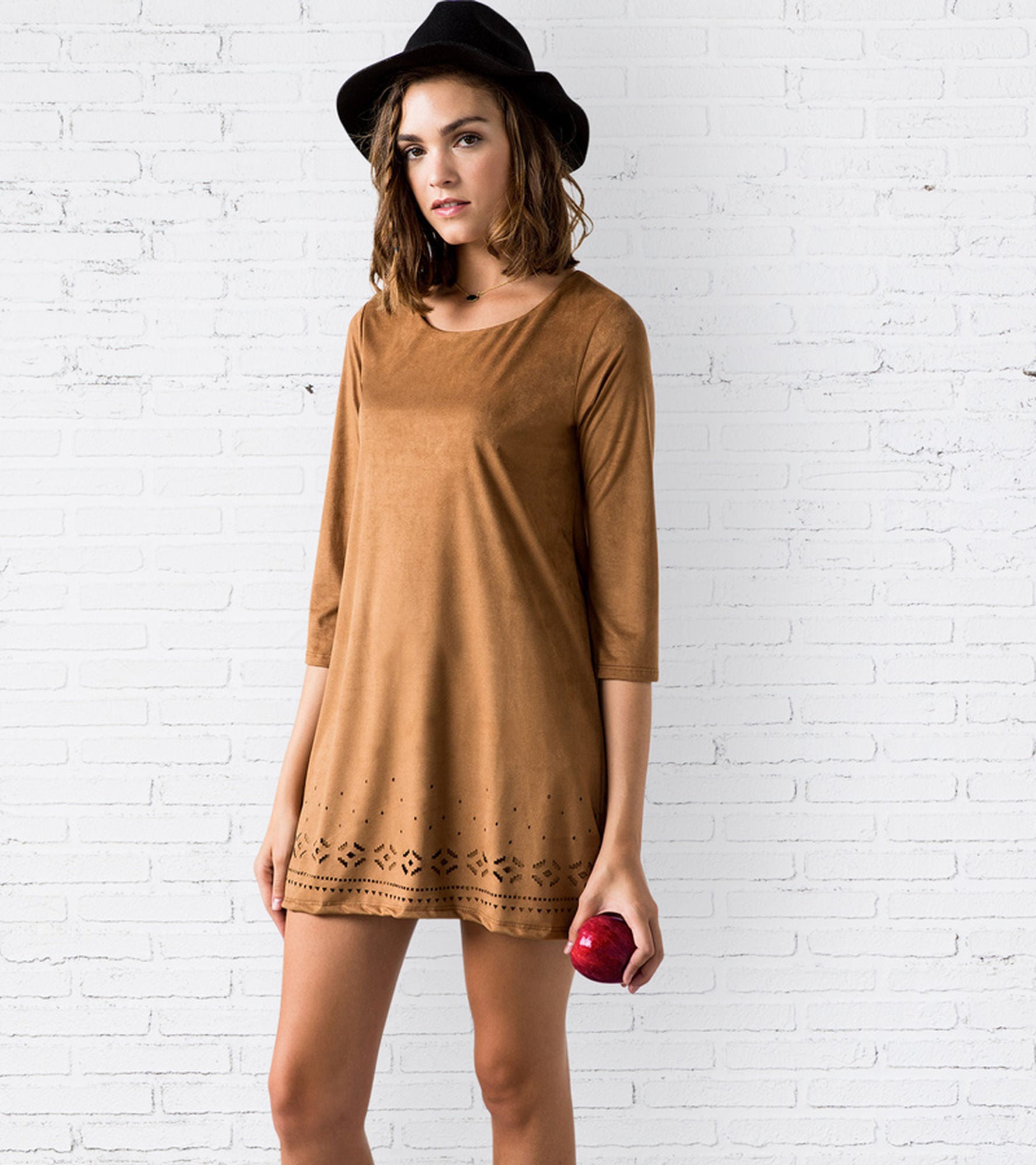 Vestido en antelina cámel con detalle de bajo troquelado, rebajado de 29.99 a 24.99€.